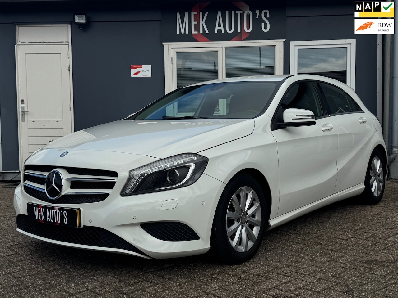 Mercedes-Benz A-klasse - 180 Edition Navigatie 4U3|Airco|Stoelv - AutoWereld.nl