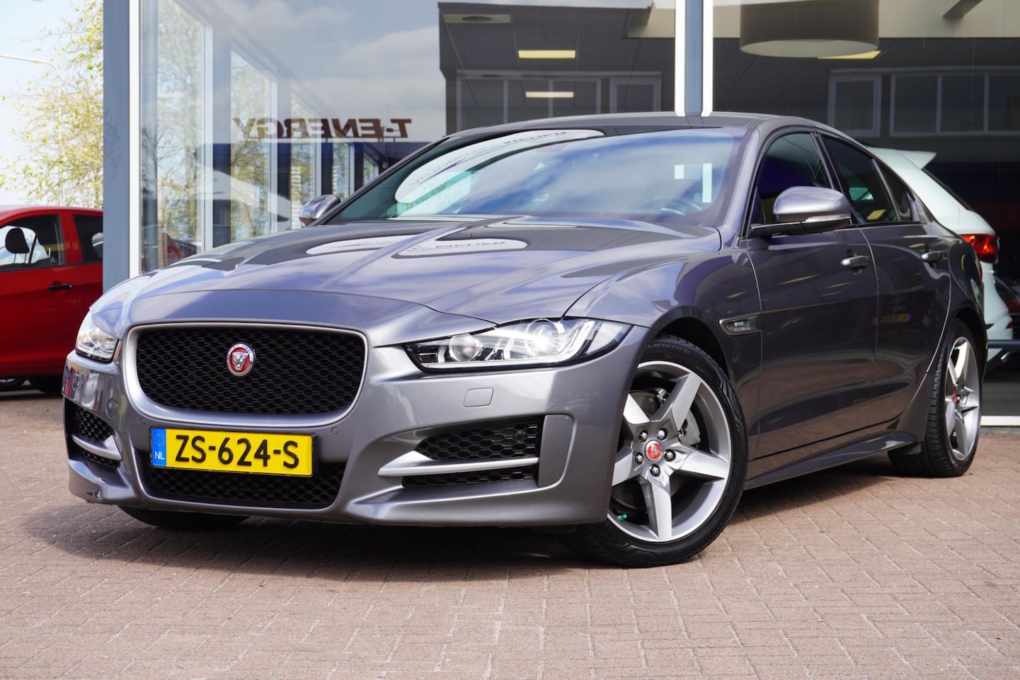 Jaguar XE - 2.0t Prestige | R sport | 84.000km | Vol opties | Dealerauto | Navigatie | Elek. Pakket | - AutoWereld.nl