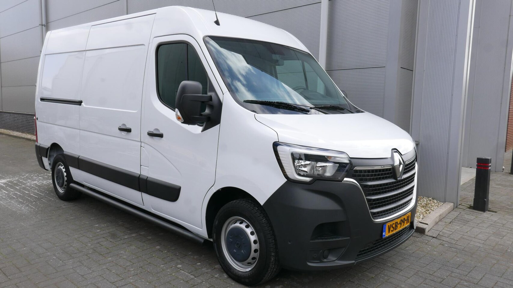 Renault Master - T35 2.3 dCi 136 PK L2H2 Comfort AIRCO,NAVI,TREKHAAK,67266 KM. - AutoWereld.nl