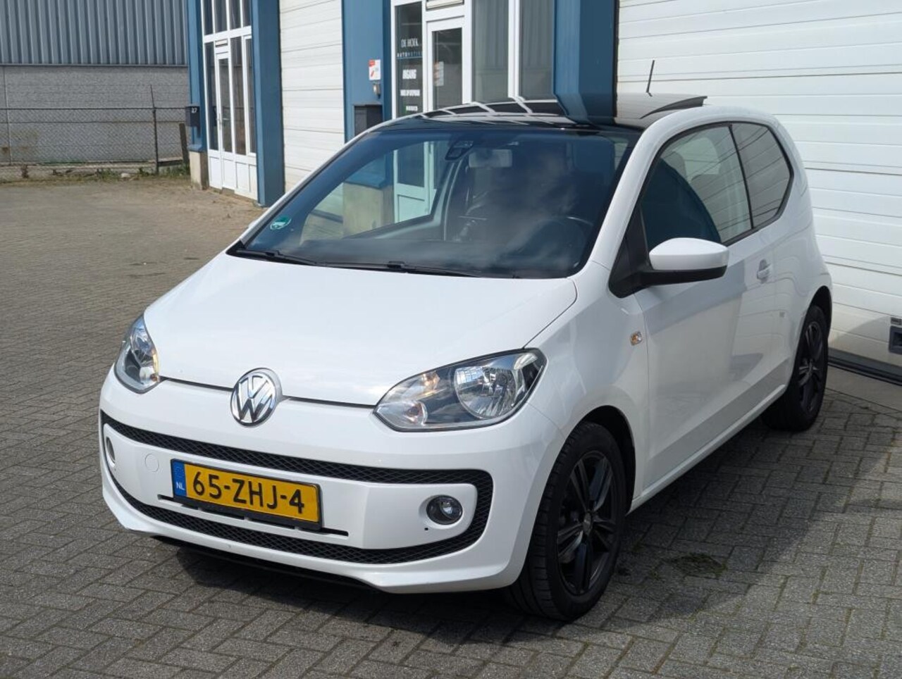 Volkswagen Up! - 1.0 high up! BlueMotion Panoramadak Navi Leuke Auto - AutoWereld.nl