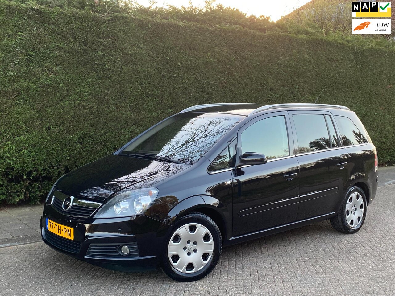 Opel Zafira - 2.2 RIJDT GOED/AIRCO IJSKOUD/1e EIGENAAR/LAGE KM - AutoWereld.nl
