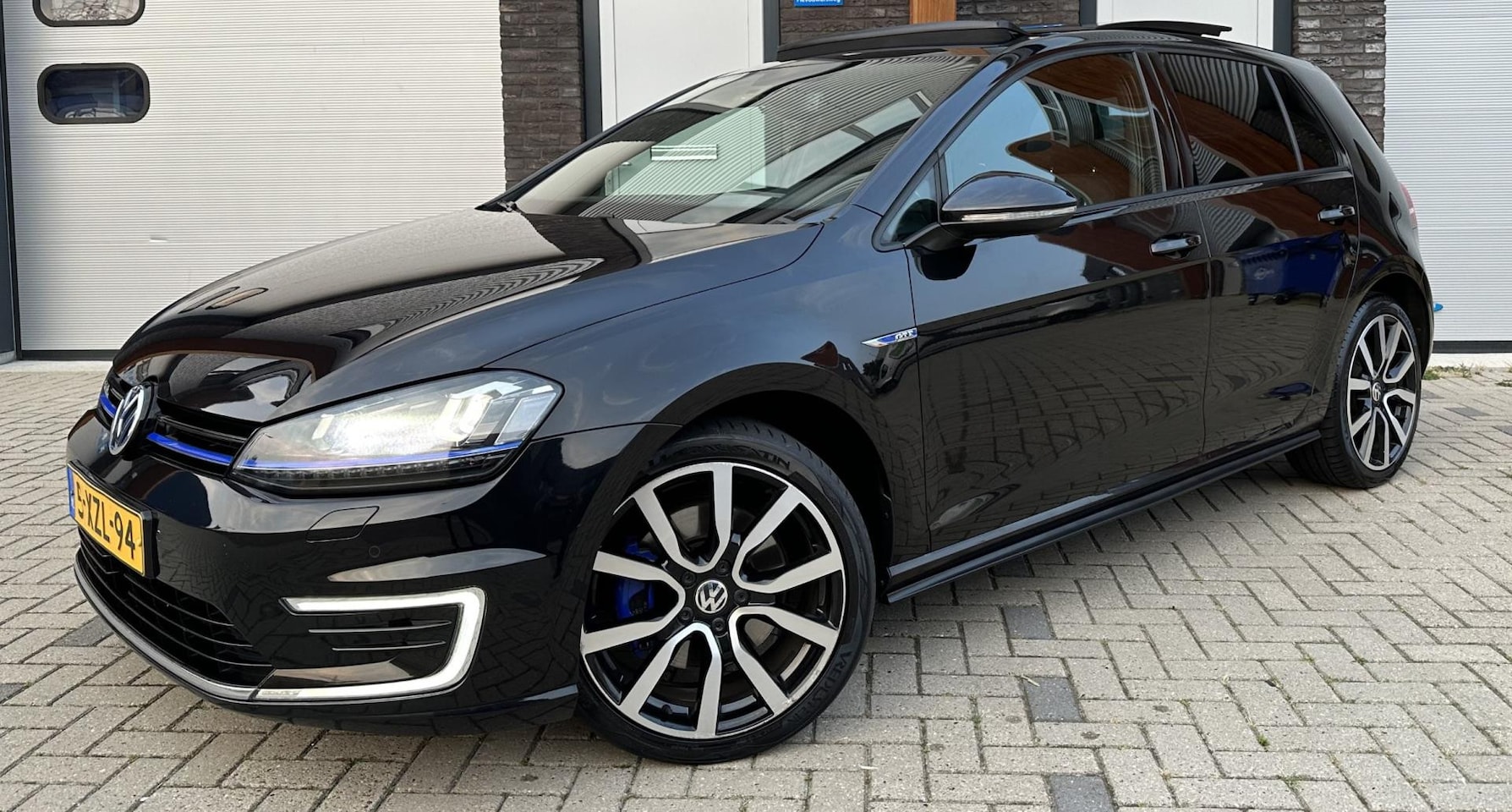 Volkswagen Golf - 1.4 TSI GTE PANO/CAMERA/STOELVW/KEYLESS/ACC - AutoWereld.nl