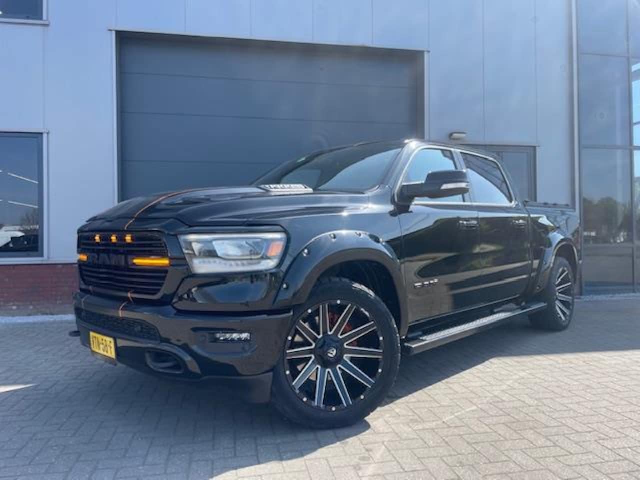 Dodge Ram 1500 - 5.7 V8 4x4 Crew Cab Laramie Night eerste eigenaar Fuel velgen - AutoWereld.nl