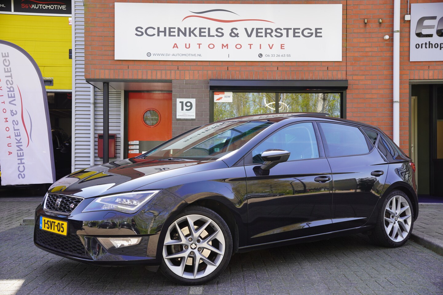 Seat Leon - 1.8 TSI FR Business / Automaat / Panoramadak / Trekhaak / Seat Sound / Leer / Nav / Cruise - AutoWereld.nl