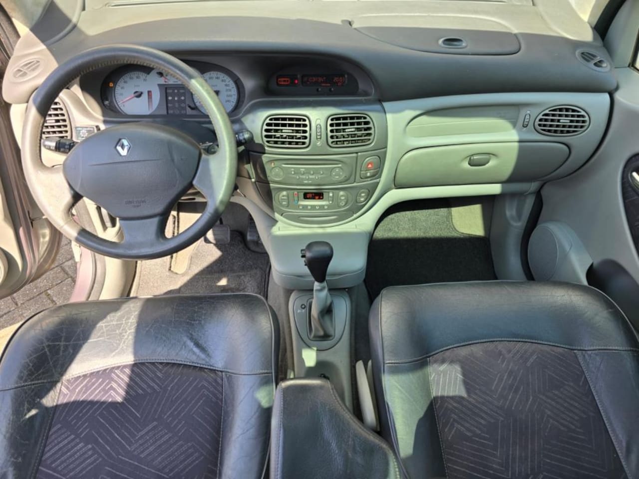 Renault Scénic - 2.0-16V Privilège AUTOMAAT - AutoWereld.nl