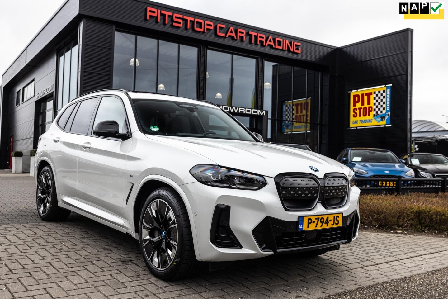 BMW iX3 - High Executive 80 kWh, Facelift, M-Sport, Trekhaak, 360 graden camera! - AutoWereld.nl