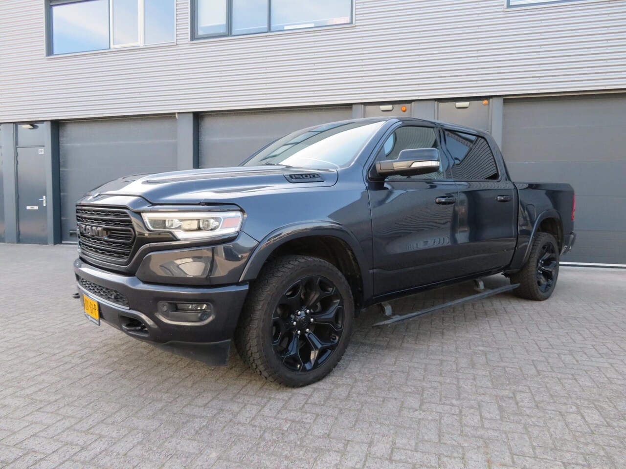 Dodge Ram 1500 - 5.7 V8 4x4 Crew Cab 5'7 Limited 5.7 V8 4x4 Crew Cab 5'7 Limited - AutoWereld.nl