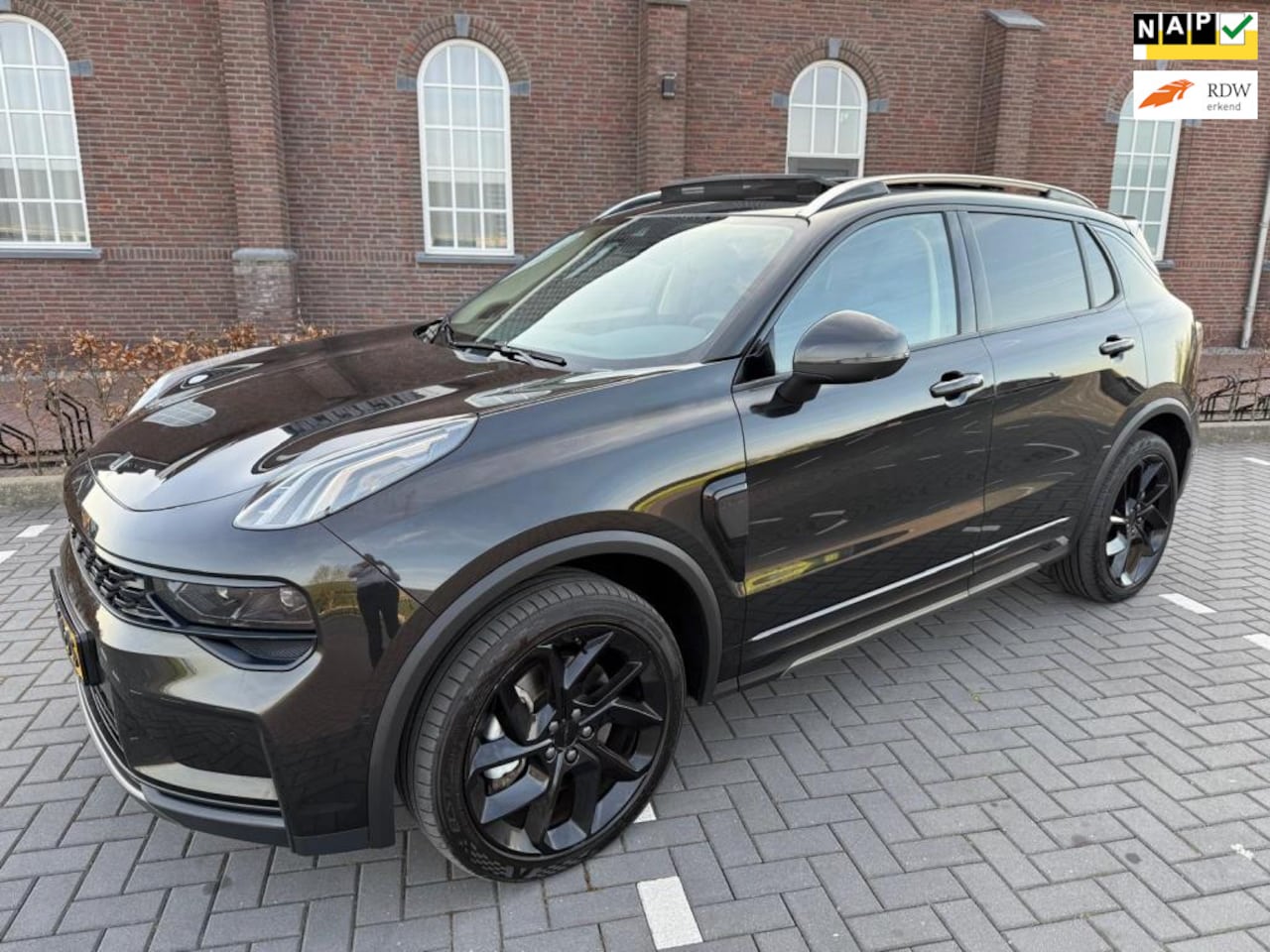Lynk & Co 01 - 1.5 Hybride NL auto uit 2022 Black Edition Panodak 360 camera - AutoWereld.nl
