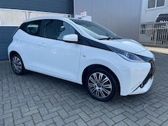 Toyota Aygo - 1.0 VVT-i x-play 5 Deurs met o.a. Airco / Cruise control / Audio-carplay-Bluetooth Etc
