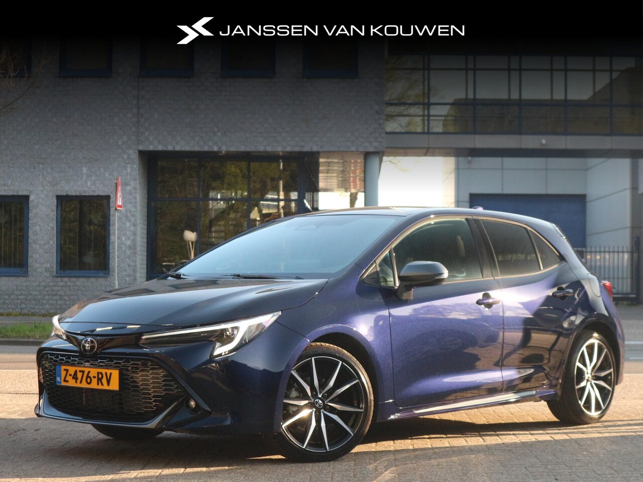 Toyota Corolla - Hybrid 140 GR Sport / 18" velgen / Stoelverwarming / Digitale Cockpit / Sportstoelen - AutoWereld.nl
