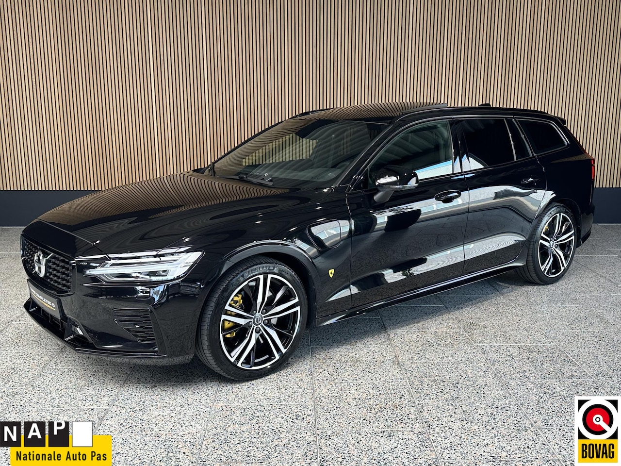 Volvo V60 - 2.0 T6 Recharge AWD R-Design Schuif kantel dak | 360 camera | Lederen bekleding | Trekhaak - AutoWereld.nl