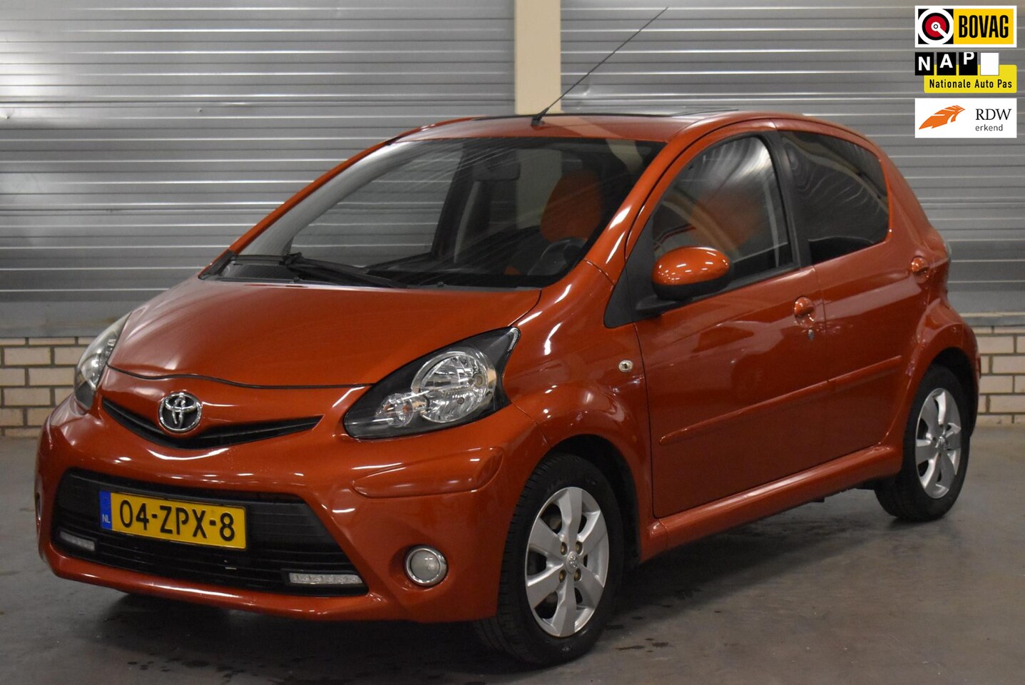 Toyota Aygo - 1.0 VVT-i Dynamic Orange + Schuifdak|Bluetooth|Airco|LM Velgen| - AutoWereld.nl