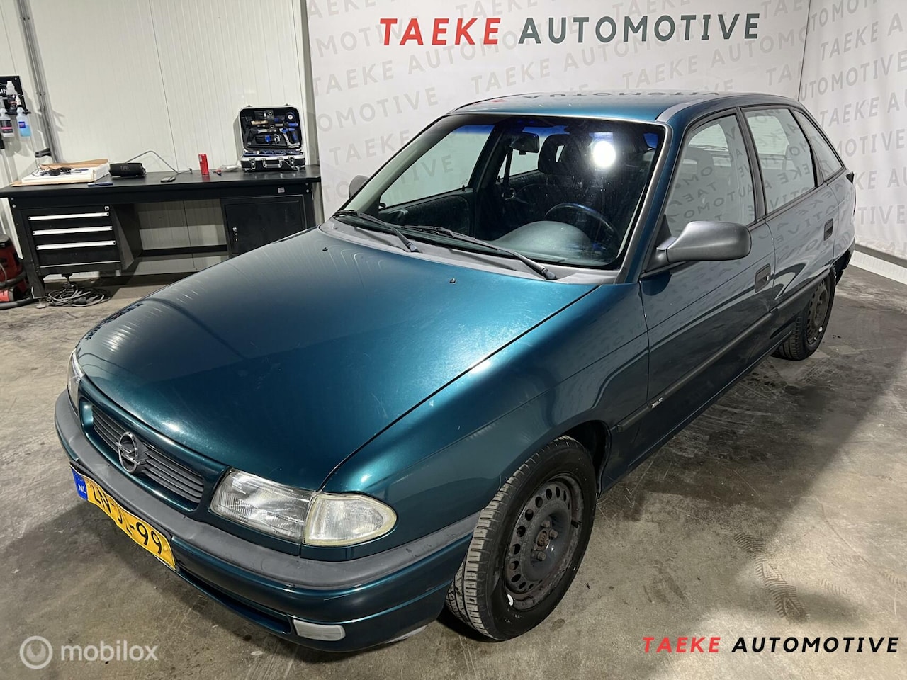 Opel Astra - 1.6i Sportive APK - AutoWereld.nl