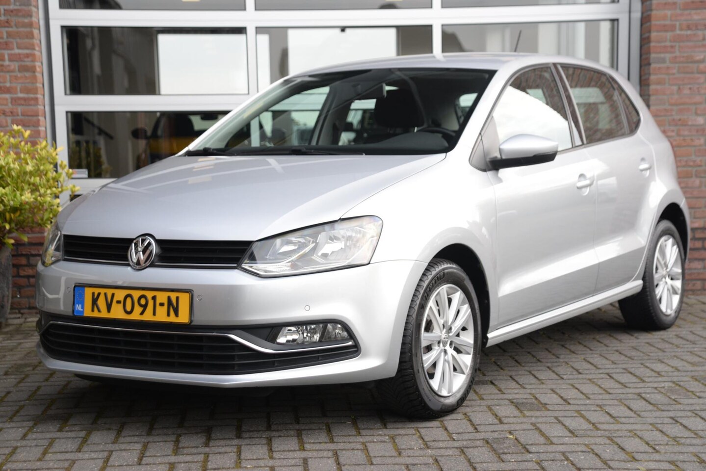 Volkswagen Polo - 1.2 TSI Comfortline | Lichtmetaal | Cruise | PDC | - AutoWereld.nl