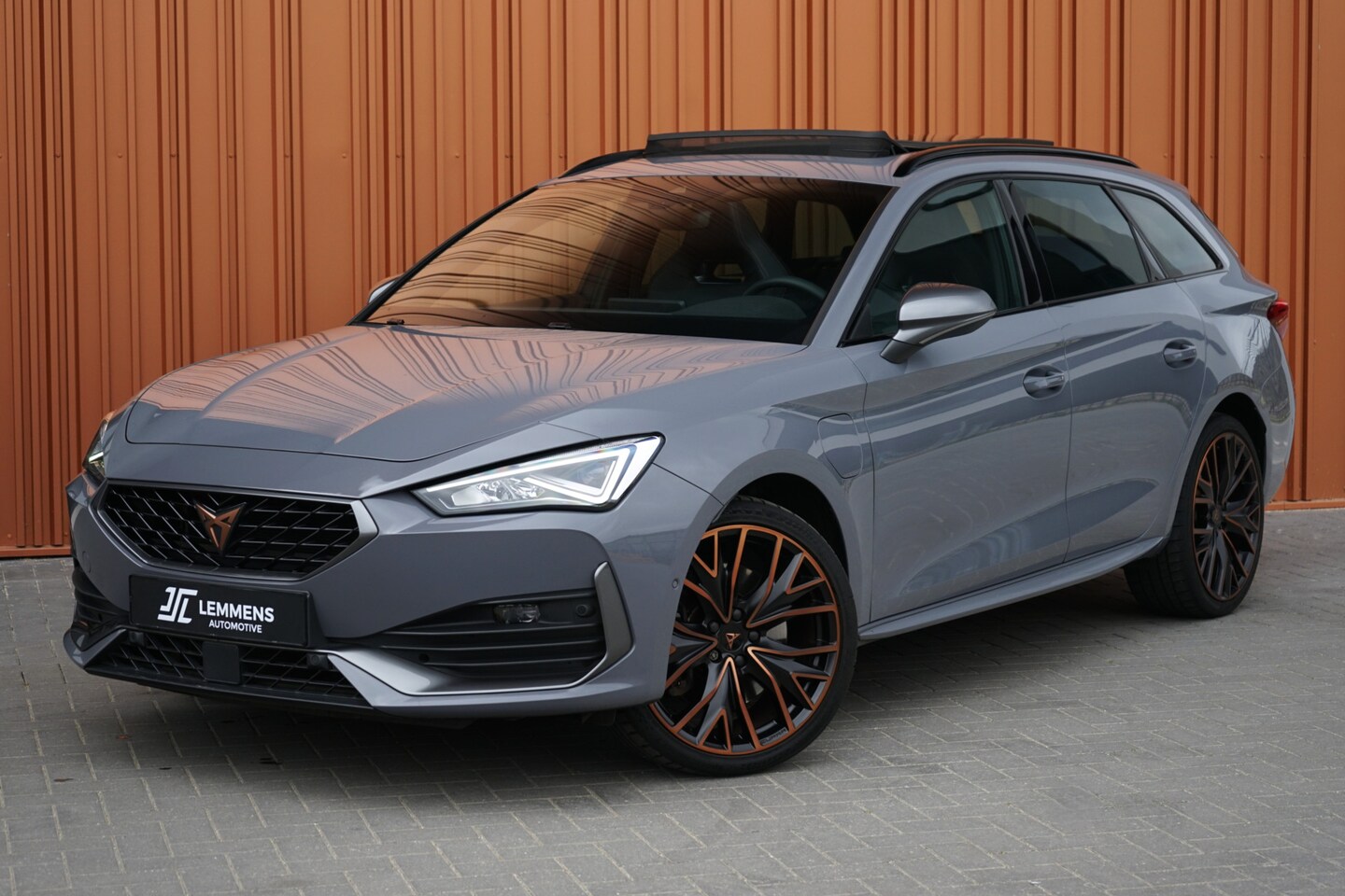 CUPRA Leon Sportstourer - 1.4 e-Hybrid VZ Chopper Edition Panodak ACC Camera DAB 19" - AutoWereld.nl