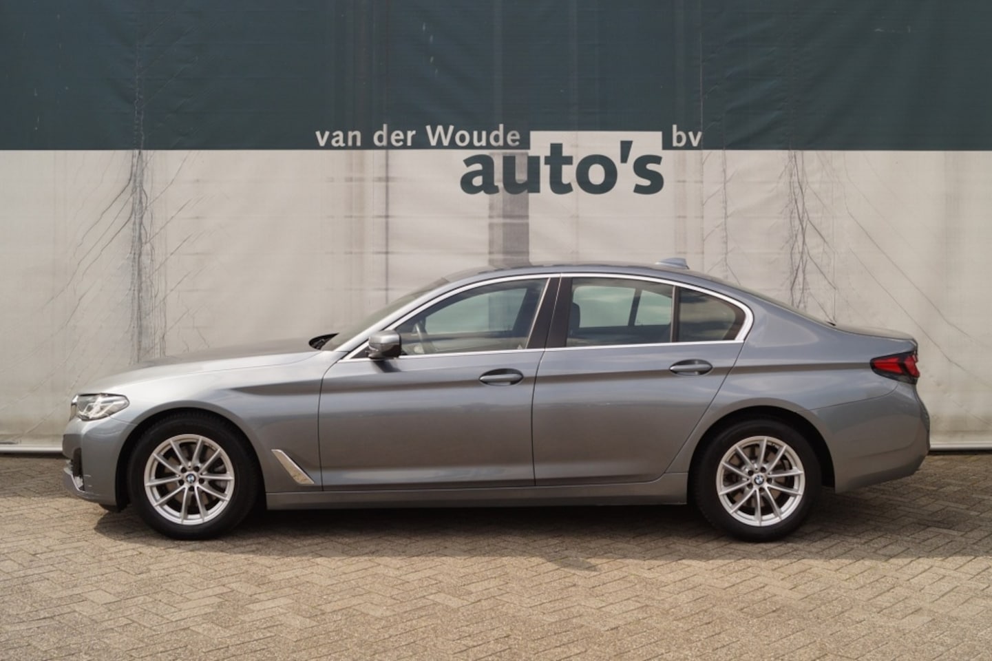 BMW 5-serie - 520i 184pk Automaat Business Edition Plus -LEER-NAVI- - AutoWereld.nl