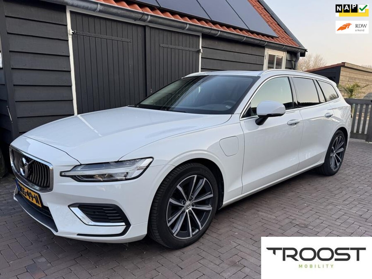Volvo V60 - 2.0 T6 Recharge AWD Inscription | Panoramadak | El. trekhaak | schadevrij |extra set Winte - AutoWereld.nl
