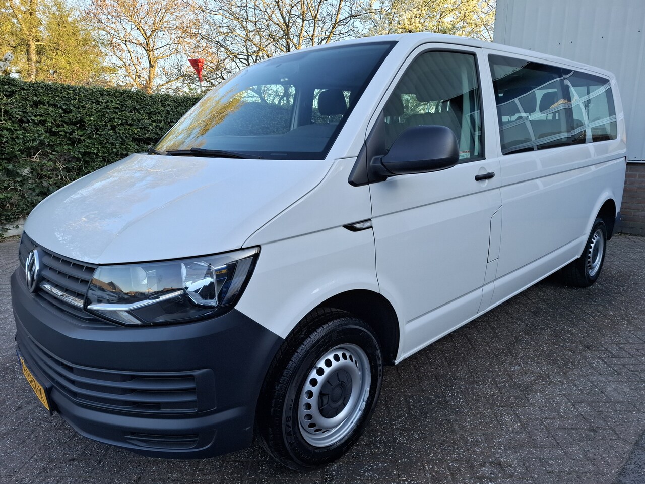 Volkswagen Transporter Kombi - 2.0TSI 16950.- INCL BTW 9-PERSOONS BENZINE 150PK - AutoWereld.nl