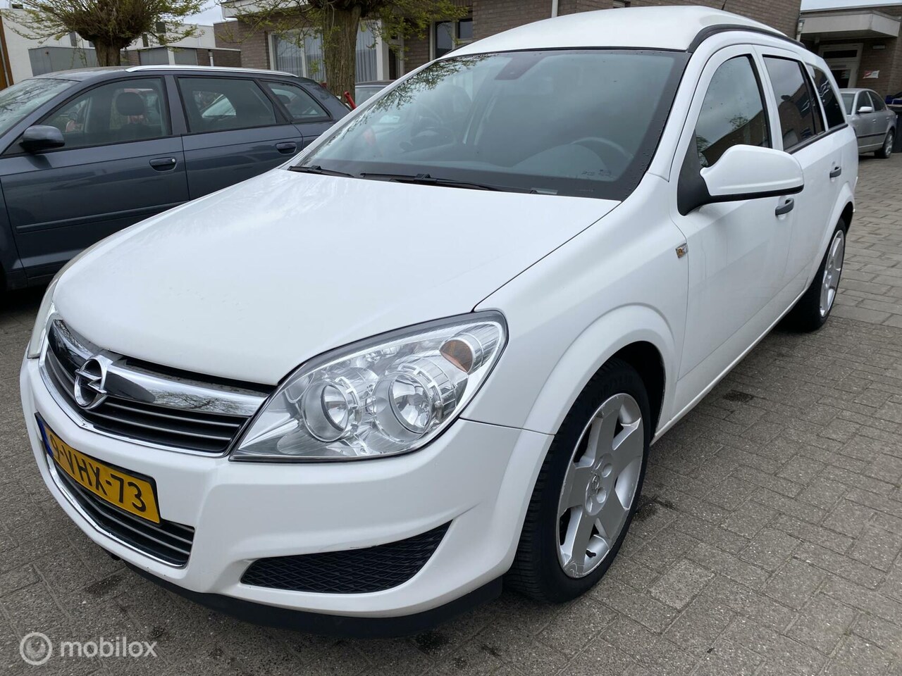Opel Astra - 1.9 CDTi Essentia 235.DKM AUTOMAAT AIRCO CRUISE CAR PLAY TREKHAAK - AutoWereld.nl
