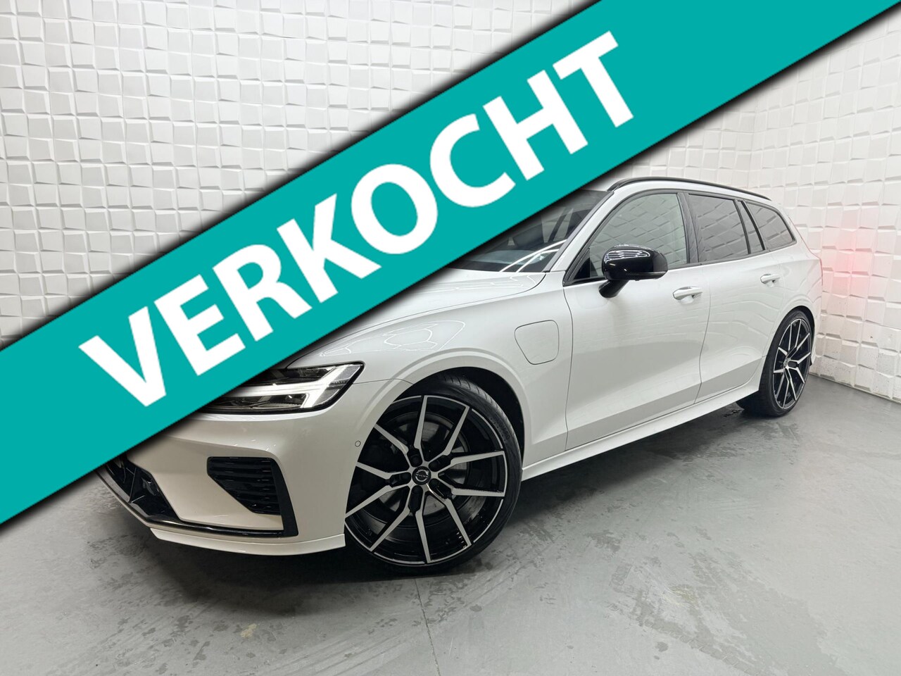 Volvo V60 - 2.0 T8 Twin Engine AWD R Design LEER 360 CAM NAP - AutoWereld.nl