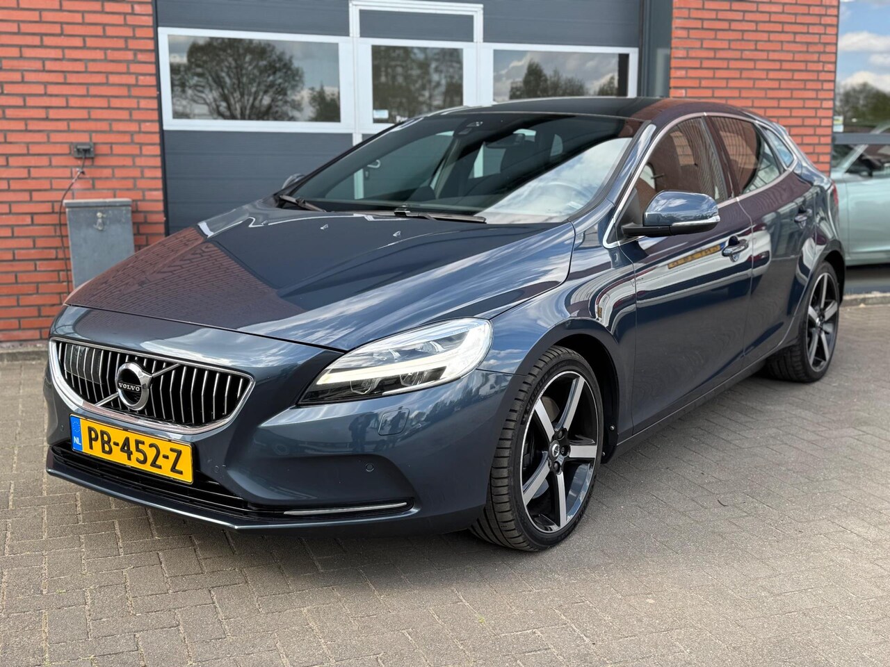 Volvo V40 - 2.0 D4 Inscription Nordic+ Pano Leer Cruise - AutoWereld.nl