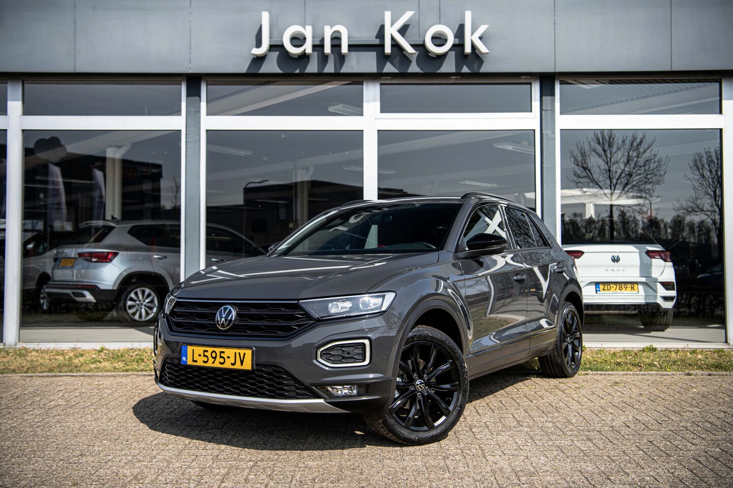 Volkswagen T-Roc - 1.5 TSi 150 pk Sport+ | Black Styling | Full LED | Navigatie - AutoWereld.nl