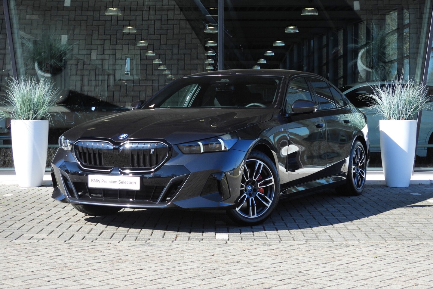 BMW i5 - eDrive40 High Executive M Sport / Adaptieve LED / Stoelverwarming / Harman Kardon / Parkin - AutoWereld.nl