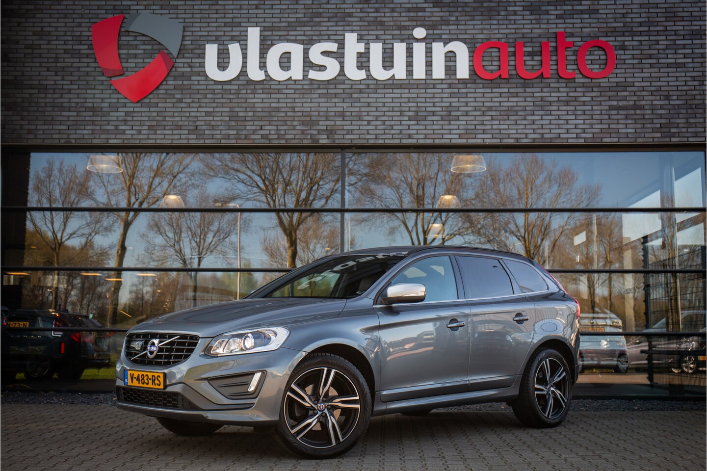 Volvo XC60 - Elektrisch bedienbare achterklep, voorstoelen verwarmd, lane assist, R-design - AutoWereld.nl