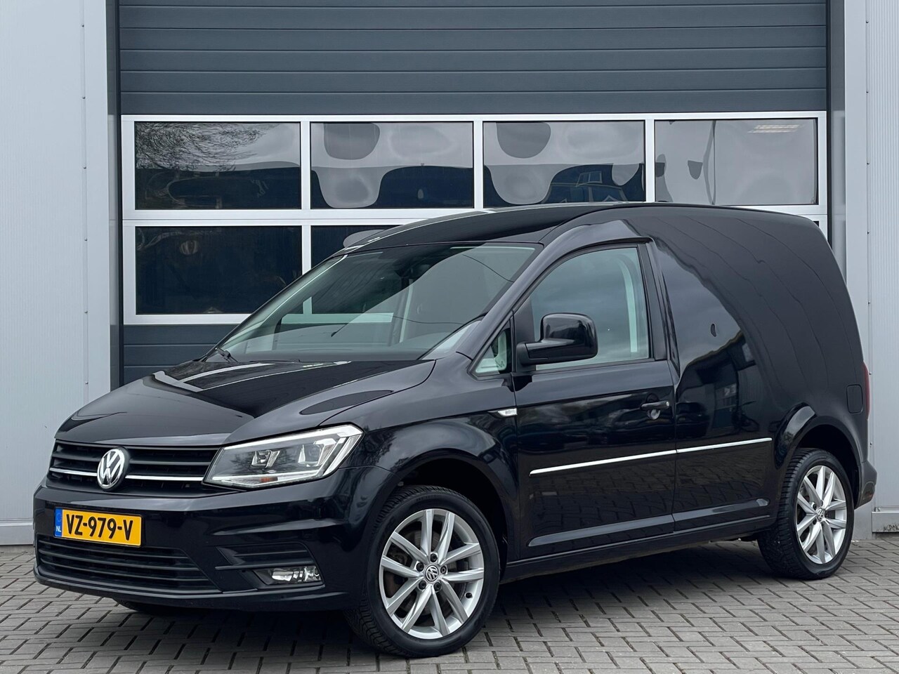 Volkswagen Caddy - 2.0 TDI L1H1 Highline | Automaat | Navi | Xenon | Climate control | PDC | 17'' velgen - AutoWereld.nl