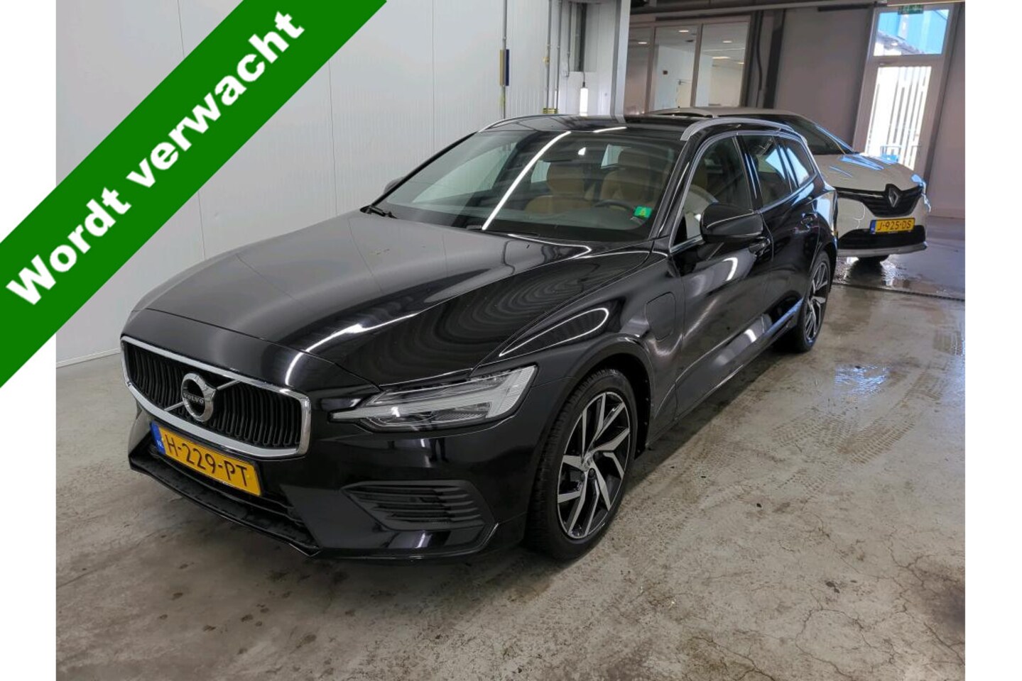 Volvo V60 - 2.0 T6 Twin Engine AWD Momentum Pro NL AUTO | LEDER | CAMERA | STOELVERW | - AutoWereld.nl
