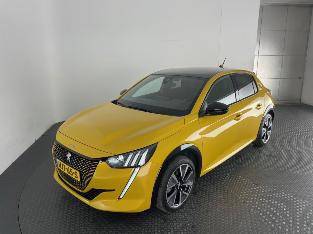 Peugeot e-208 - EV GT Pack 50 kWh / 3 fase / SOH 93% / Panoramisch dak / All-in - AutoWereld.nl