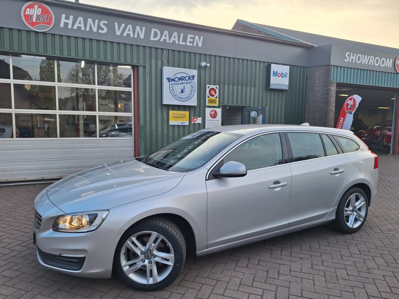 Volvo V60 - 2.0 Mom. Bns EURO6 - AutoWereld.nl