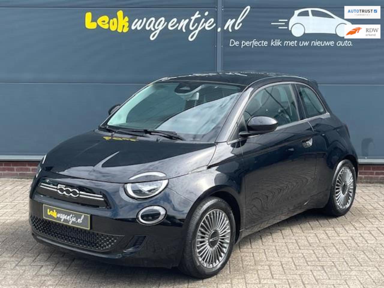 Fiat 500e - Icon 42 kWh *pano *carplay * climate *onyx black - AutoWereld.nl