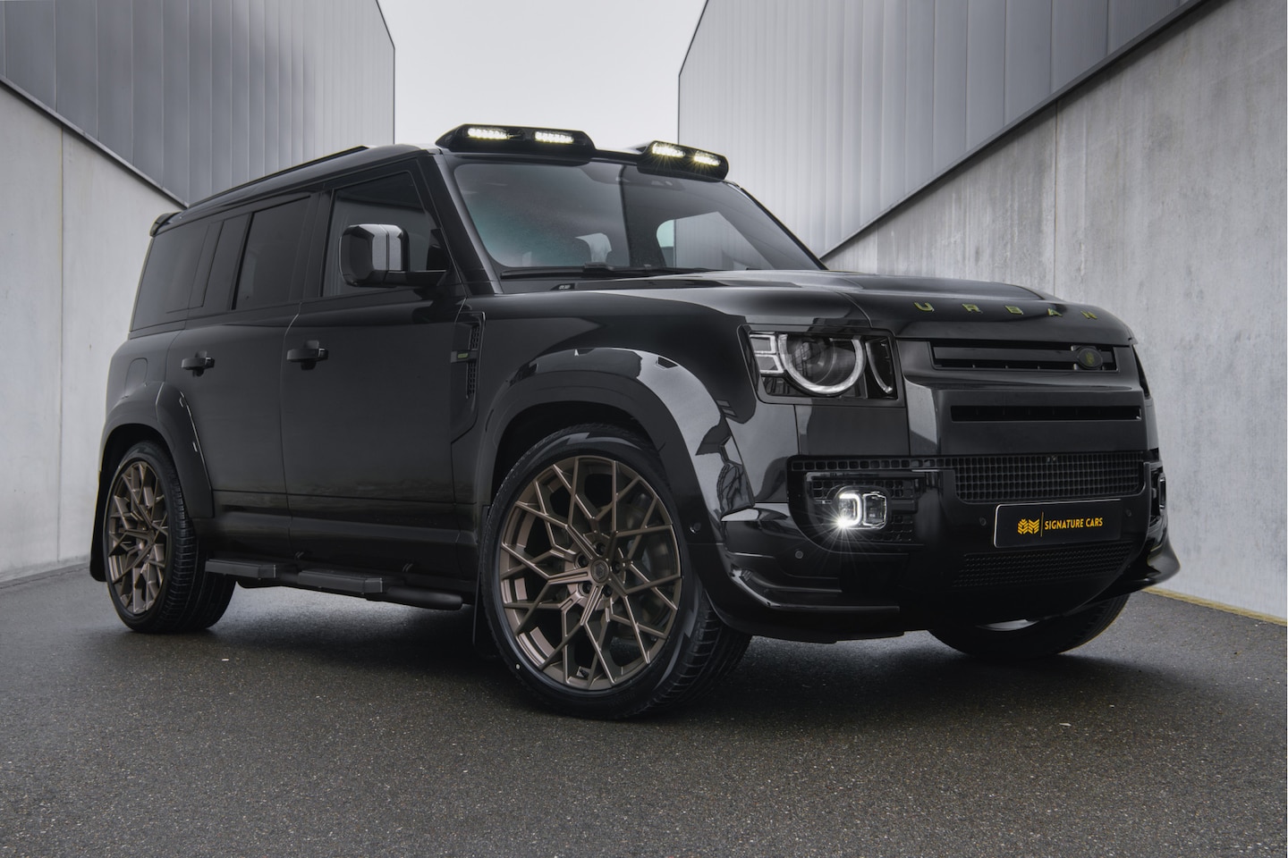 Land Rover Defender 110 - URBAN WIDETRACK P300e 110 X-Dynamic HSE Carbon Bonnet & 23" Wheels - AutoWereld.nl