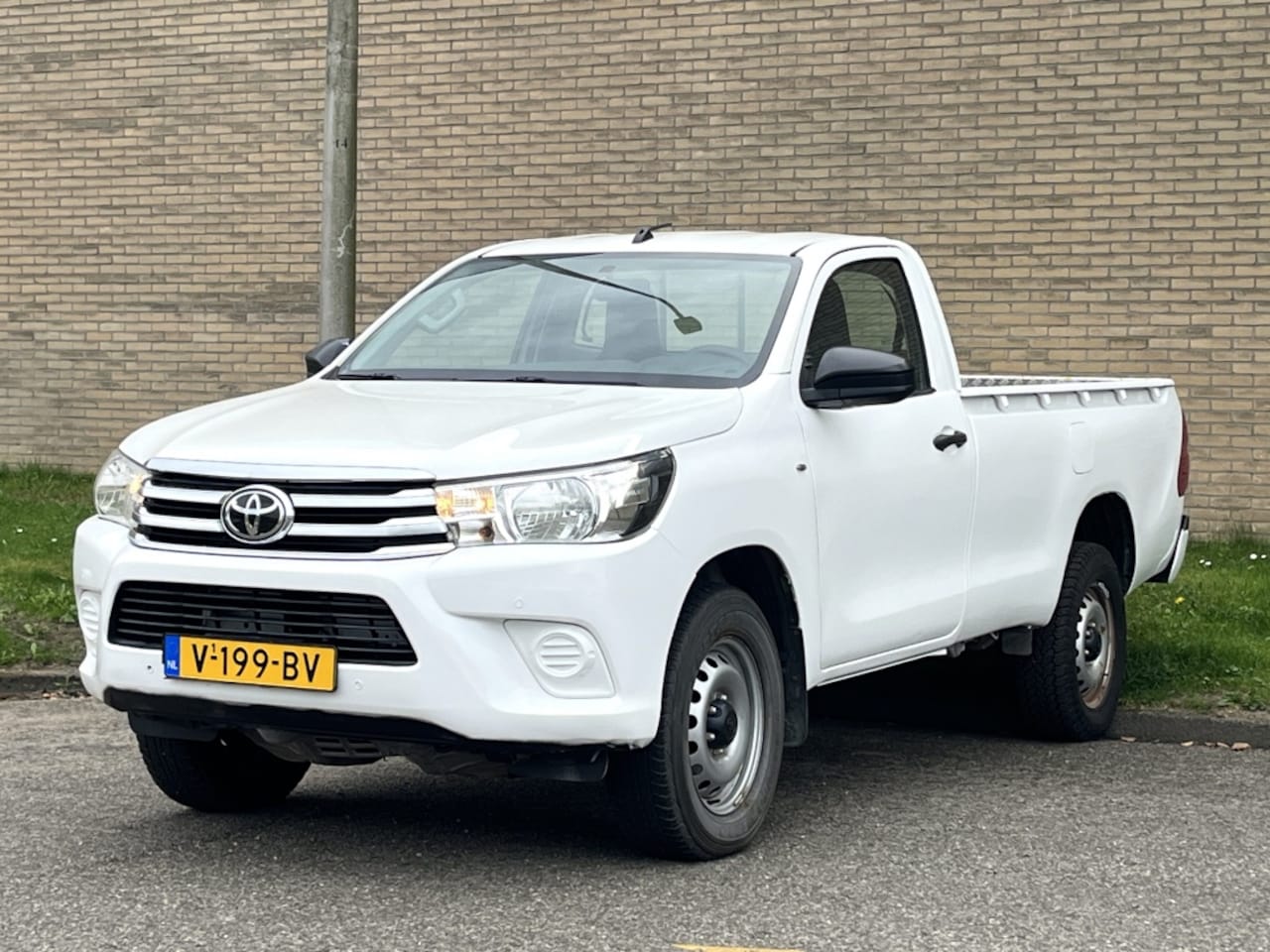 Toyota HiLux - 2.4 D-4D-F Comfort 2.4 D-4D-F Comfort - AutoWereld.nl