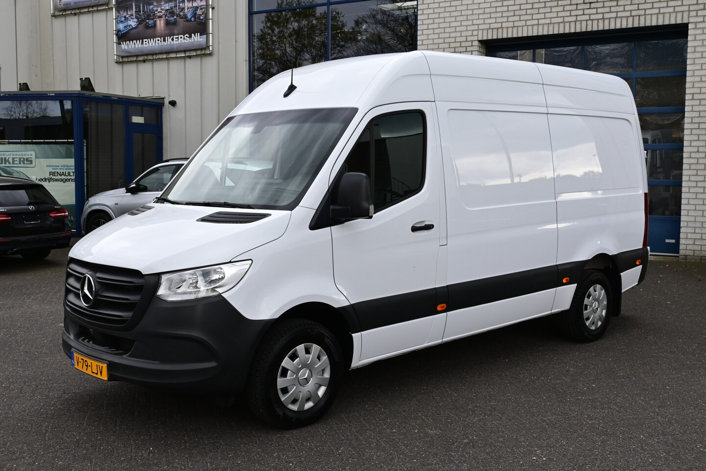 Mercedes-Benz Sprinter - 317 CDI L2H2 3500 KG trekhaak, MBUX met camera - AutoWereld.nl