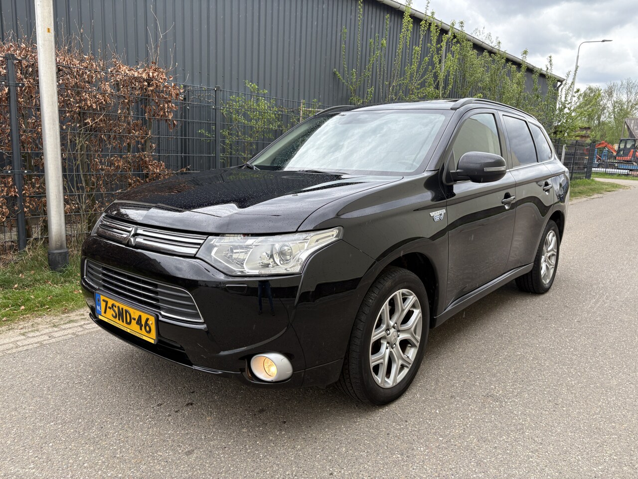 Mitsubishi Outlander - 2.0 PHEV Instyle+ / LEER / AUTOMAAT / NAVI / SCHUIFDAK / CRUISE - AutoWereld.nl