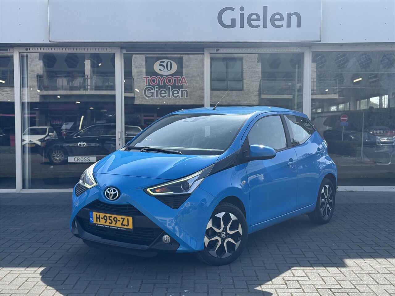 Toyota Aygo - 1.0 VVT-i X-Joy | Apple CarPlay/Android Auto, Lichtmetalen velgen, Parkeercamera, Stuurbed - AutoWereld.nl