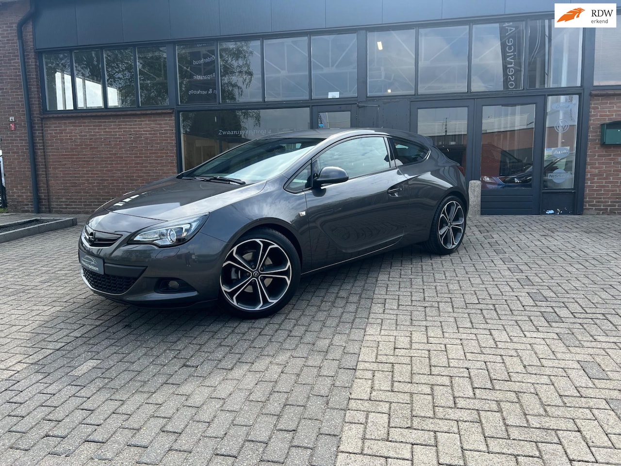 Opel Astra GTC - 1.6 Turbo Sport 1.6 Turbo Sport, OPC line, 20 inch, navi - AutoWereld.nl