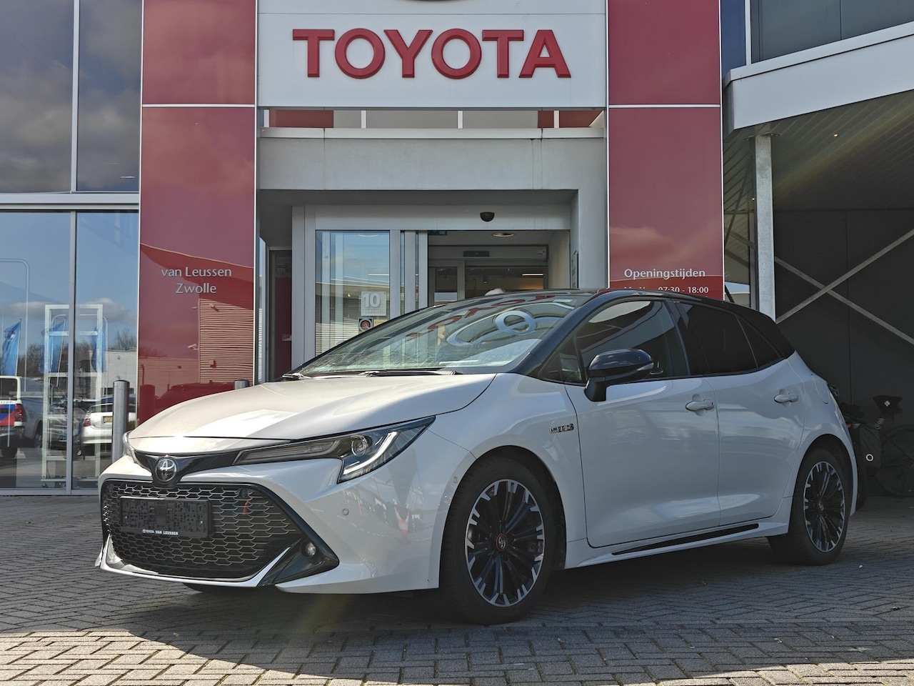 Toyota Corolla - 1.8 HYBRID GR-SPORT 5-DEURS NAVI DRAADLOOS-LADEN-TEL KEYLESS LEDER+STOELVERW. LED-PAKKET P - AutoWereld.nl