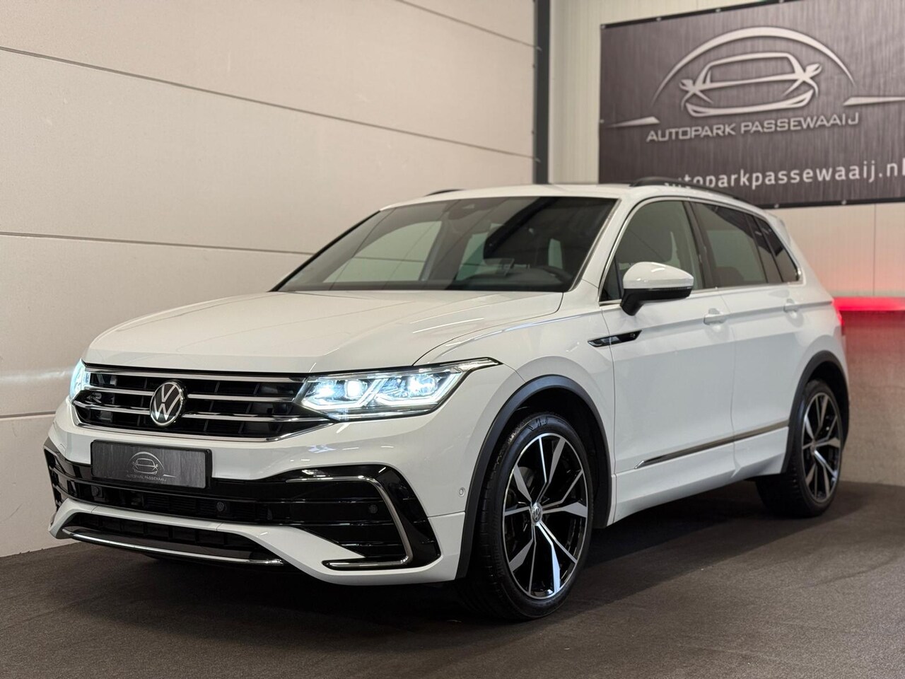 Volkswagen Tiguan - 1.5 TSI 3x R-Line Pano, ACC, HUD, Apple Carplay, Harman & Kardon, Virtual Cockpit, IQ, Dea - AutoWereld.nl