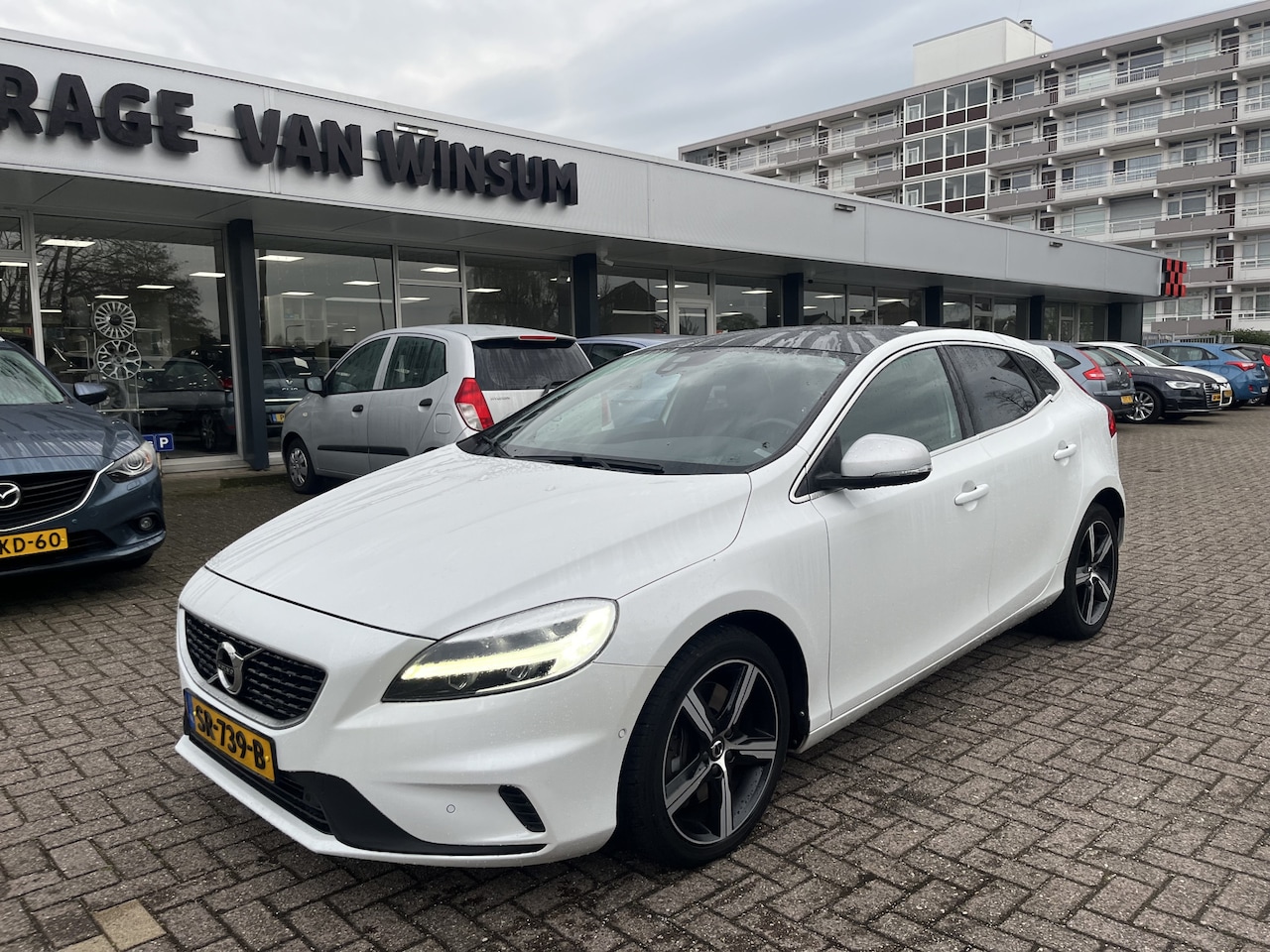Volvo V40 - 2.0 T4 Business Sport Stoelverwarming Pdc Cruise Navi Panodak Lmv Acamera Nap - AutoWereld.nl