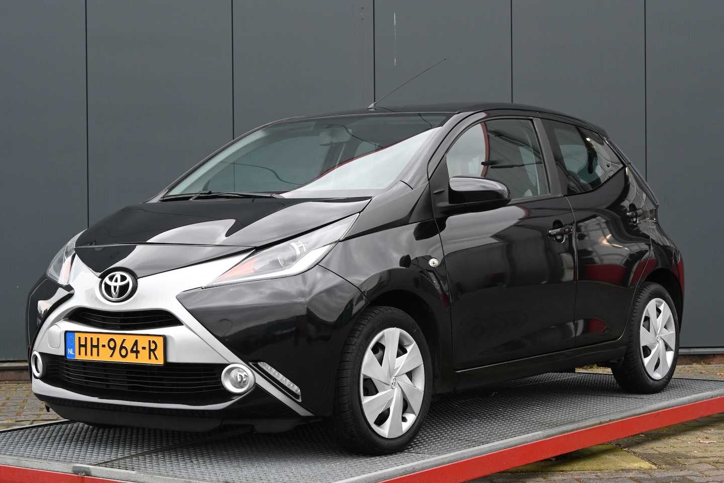 Toyota Aygo - 1.0 VVT-i x-play camera automaat - AutoWereld.nl