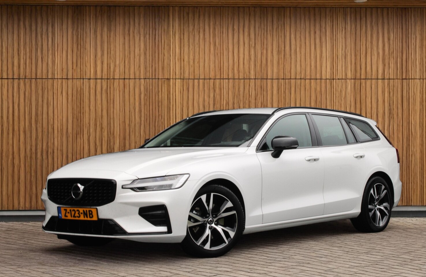 Volvo V60 - B4 Plus Dark | Achteruitrij assistent | Apple Carplay/Android Auto|telefoonintegratie prem - AutoWereld.nl