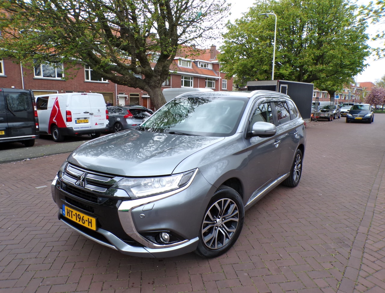 Mitsubishi Outlander - 2.0 PHEV Executive Edition NAVI CAMERA TELEFOON CRUISECONTROL..... - AutoWereld.nl