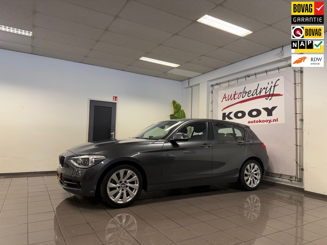 BMW 1-serie - 118i Business Sport * Xenon / Navigatie / Cruise control / LM Velgen / NL Auto * - AutoWereld.nl