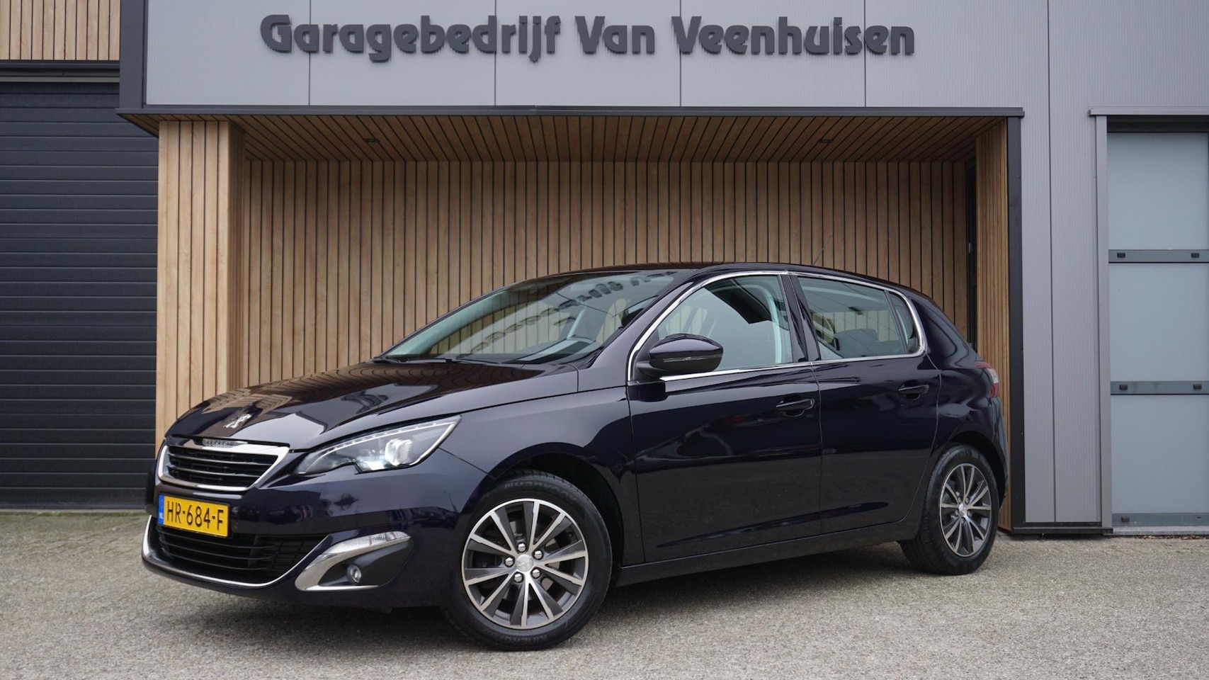 Peugeot 308 - 1.2 131pk 5Drs PureTech Allure LED Navi Clima Trekhaak 16inch LM *NL auto* Dark Blue Metal - AutoWereld.nl