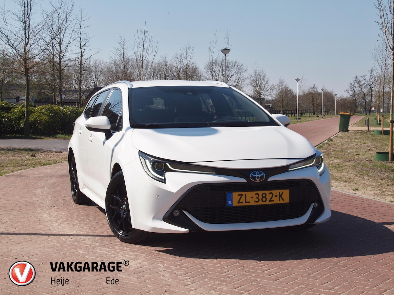Toyota Corolla Touring Sports - 1.8 Hybrid Business Intro | Camera | Head-up display | Cruise Control | Trekhaak | - AutoWereld.nl