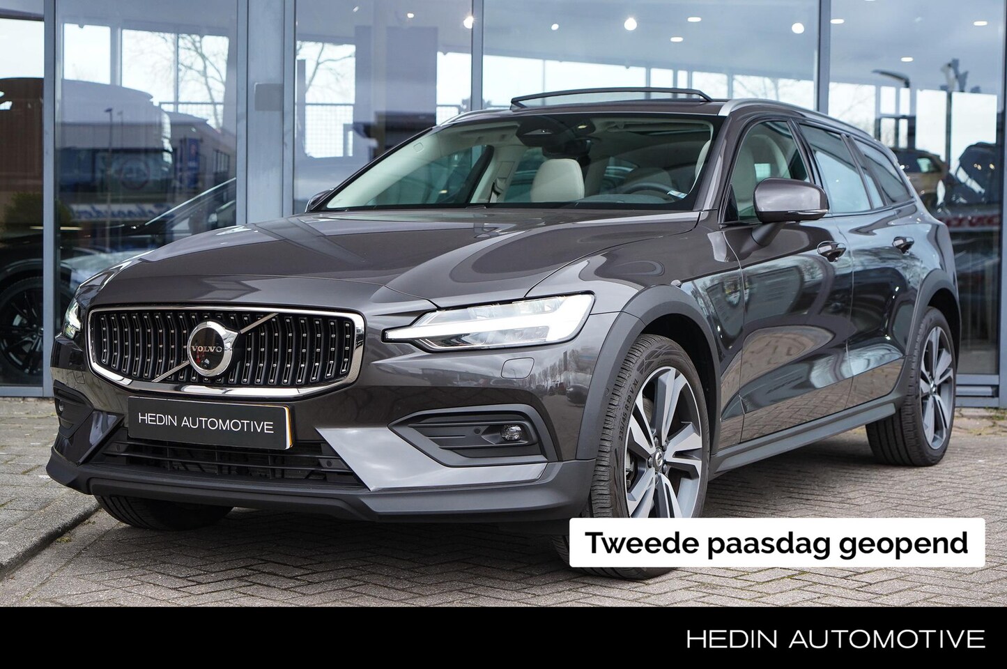 Volvo V60 Cross Country - 2.0 B5 AWD Ultimate | Panoramadak | Parkeerverwarming | 19" Lichtmetalen velgen - AutoWereld.nl