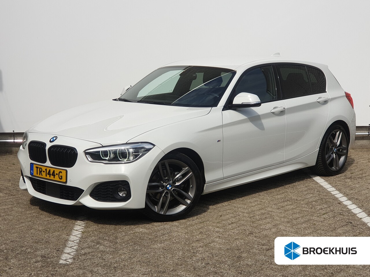 BMW 1-serie - 118i Corporate Lease Executive | Achteruitrijcamera | Achteruitrijcamera | Apple Car Play - AutoWereld.nl